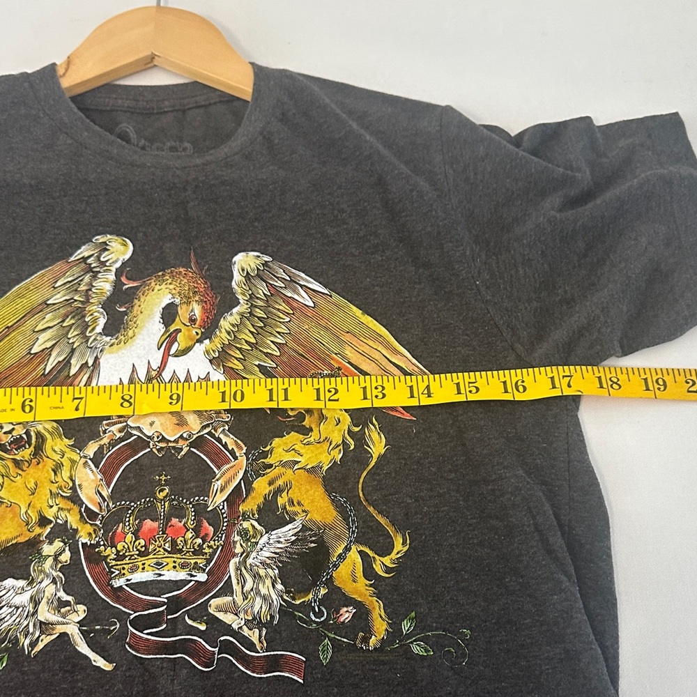 Queen Black Tee with Bold Graphic - Picture 4 of 4